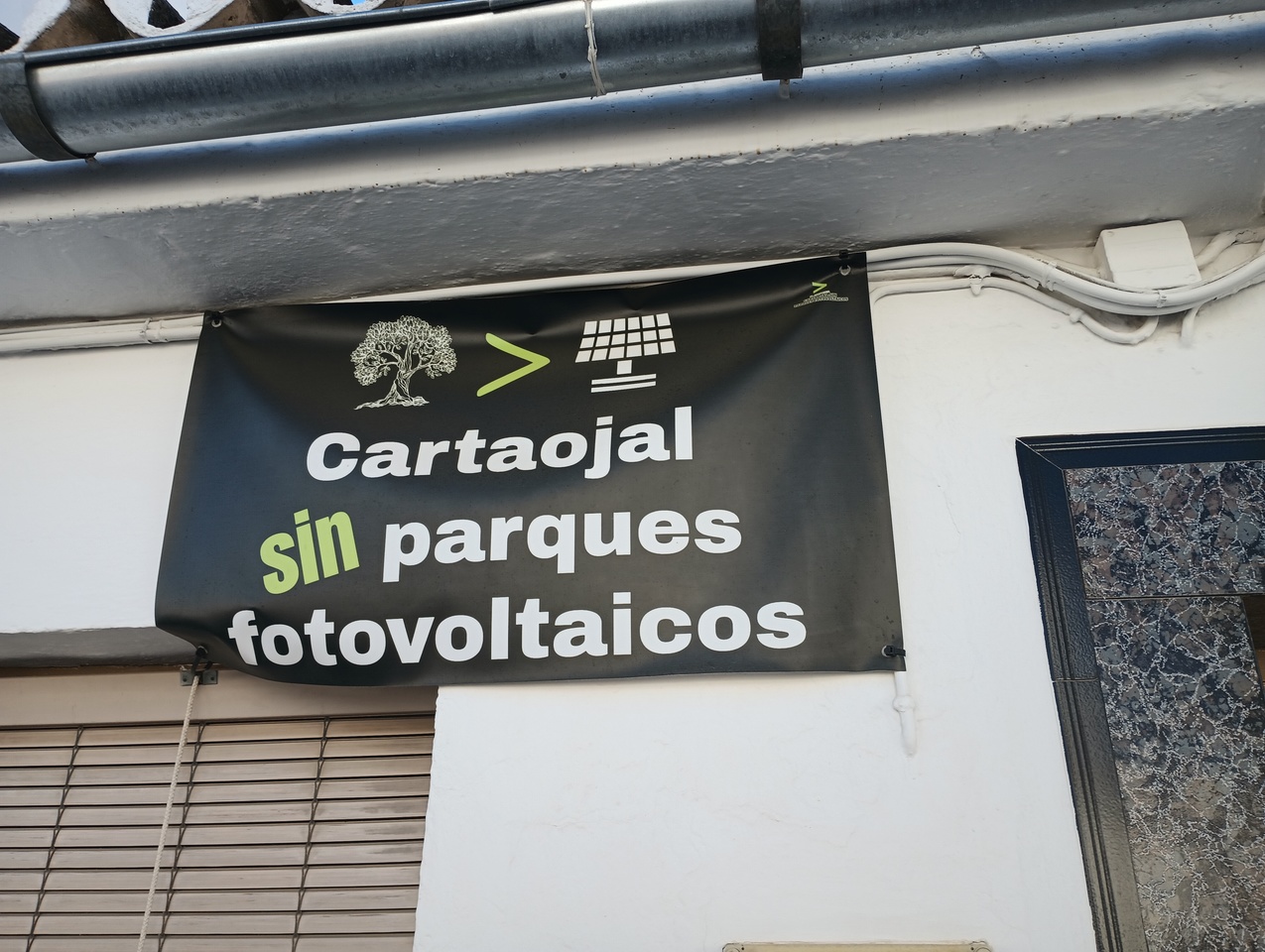 Poster of "Cartaojal without solar parks" in Spanish